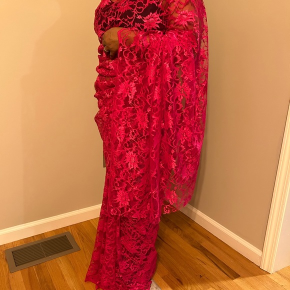 Dainty yet elegant magnet/fuchsia lace saree with beautiful floral lace - Picture 2 of 5